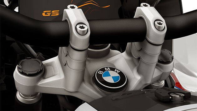Vemos la R 1250 GS Adventure con elevadores de manillar.